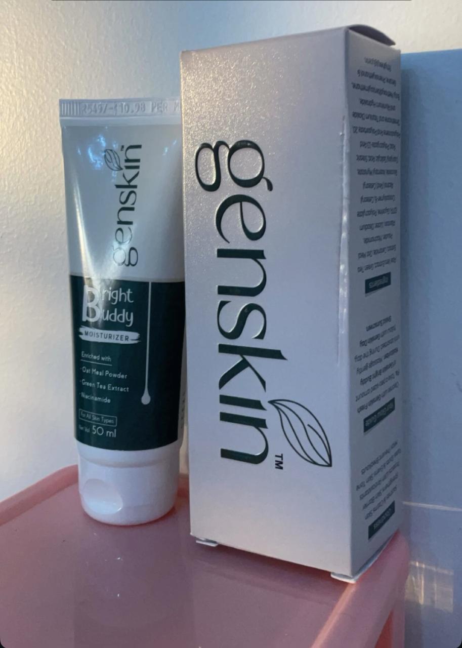 Teen customer reviewing GenSkin